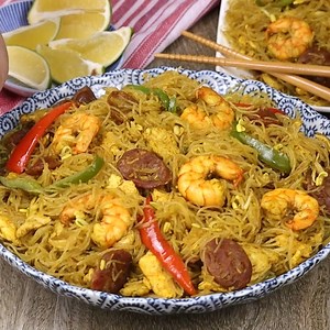 Need a quick, easy dinner idea? Singapore Noodles recipe is ready in under an hour and cooks in one pan. It’s loaded with shrimp, chicken, sausage, bell peppers, and bean sprouts for a hearty and tasty noodle stir-fry the whole family will love. https://www.kawalingpinoy.com/singapore-noodles/ | Kawaling Pinoy Recipe Blog