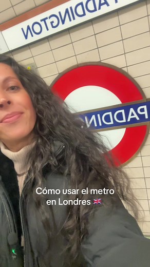 Cómo usar el metro de Londres explicado paso a paso 🇬🇧 . . Recuerda buscar dónde te encuentras - dónde quieres ir y sigue las indicaciones hasta esa línea sin olvidar estar muy pendiente de la dirección del metro ya que de la misma línea siempre hay uno para cada dirección. #londres #metro #viaje #underground
