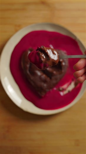 JOUR 3 POUR T’AIDER À SÉDUIRE TA GYM CRUSH POUR LA SAINT VALENTIN Macros pour 1 portion 274 kcal | 19,2 P | 23,2 G | 8,9 L RECETTE pour 2 portions – 30 g. chocolat au lait (159 kcal | 2,1 P) – 10 g. cacao (39 kcal | 1,8 P) – 1 œuf (72 kcal | 6,3 P) – 2 blancs d’œuf (29 kcal | 6,3 P) – 20 g. farine T65 (69 kcal | 2,4 P) – 15 g. whey nature BULK (58 kcal | 11,6 P) – 100 g. fromage blanc 0% (46 kcal | 8,0 P) – 100 g. fruits rouges (47 kcal | 0 P) – 10 g. miel (30 kcal | 0,0 P) Étape 1 : Préparer l’