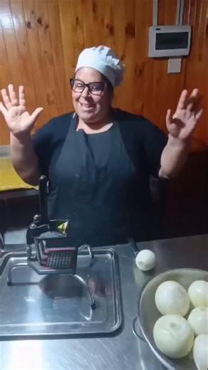 Fer on Instagram: "Un dato para que la cebolla salga en brunoise, o cubitos."