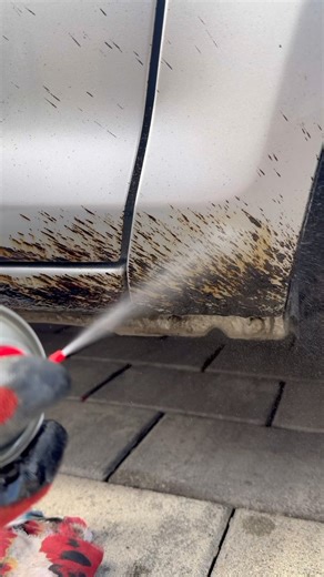 How to Remove Asphalt (Bitumen) from Your Car with WD-40 🚗 #reallifehacks #asphalt #wd #fypシ #diy