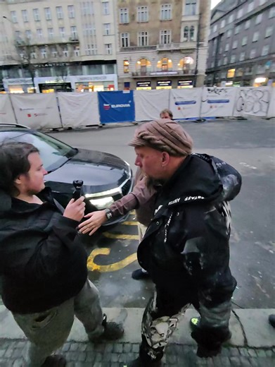 Pochlebovači nespokojeného občana, pana Maxy, nebo snad onoho nebinária, nemají k praktikám svého pána daleko. #nespokojenyobcan #bizar #bitka #agresive #mikejepan