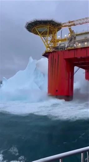 Iceberg vs Oil Rig #northsea #ocean #ship #storm #bigwaves #waves #capture