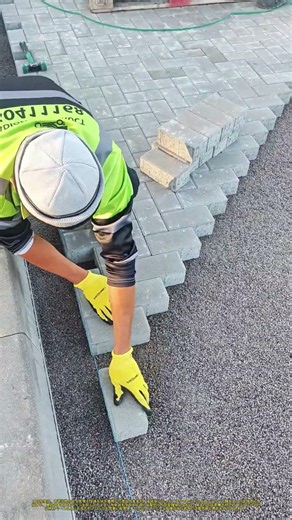 道路舗装建設：インターロッキングレンガの精密敷設
