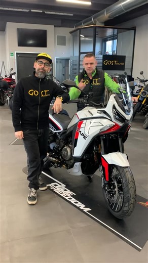 🔥 È ARRIVATA LA MOTO MORINI X-CAPE 1200! 🔥 Una vera fuoriclasse che non ha bisogno di presentazioni! 🚀 La Moto Morini X-Cape 1200 è pronta a stupirvi con il suo design aggressivo, il motore potente e una tecnologia che porta il concetto di avventura a un nuovo livello! 🏍🌍 ✔️ Motore 1200cc per emozioni senza limiti ✔️ Tecnologia all’avanguardia per un’esperienza di guida senza compromessi ✔️ Comfort e stabilità in ogni situazione, su strada e fuoristrada 🔧 Vieni a provarla nel nostro showro