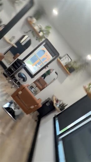 Lindy is accepting walk ins at The Beauty Bar. Walk in, call or text. 204 247 0558. | The Beauty Bar - Deanna