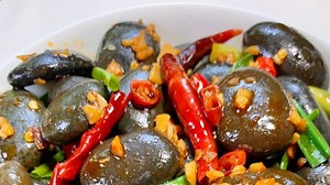 China: Traditionsgericht mit gebratenen Steinen