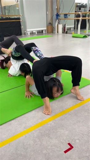 Flexarts_japan | professional contortion training studio | 1人じゃできないことも、みんなならできる💪 支え合いながらチャレンジ✨ #contortion #コントーション #ストレッチ #超柔軟 #contortionist | Instagram