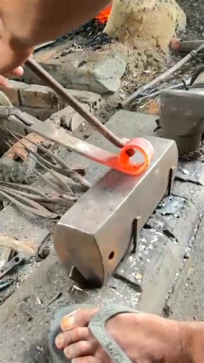 1.6K views | an easy way fore a blacksmith to remove a car coing spring. #Blacksmith #CoilSpring #CarRepair #DIY #Automotive #VehicleMaintenance #CarTips #SafetyFirst #MechanicLife #AutoServices | Riski Ki | Facebook