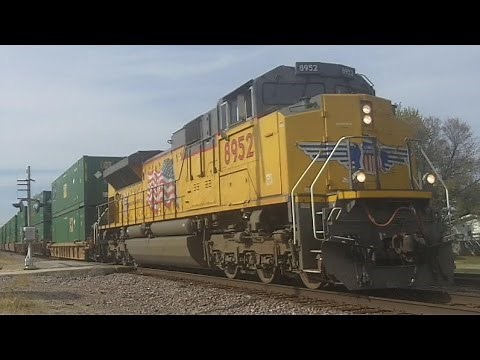 UP 8952 East- Stack Train w/ Mid-Train DPU, 10/29/16
