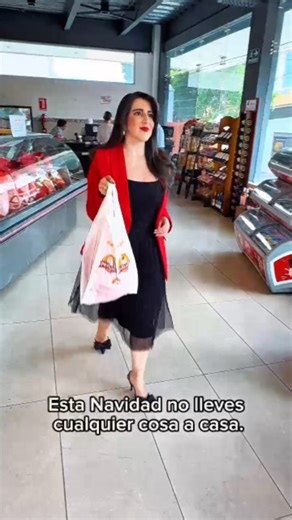 La Navidad sabe mejor cuando se comparte 🤍🎄 En Deli Andino tenemos el Pavo Andino, perfecto para tu mesa familiar. 📲 Escríbenos al 0980377358 y reserva el tuyo hoy. ⏰ ¡Por tiempo limitado! @priscilaromerop | Pollo Andino Ecuador