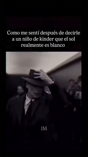 Isaac Martínez on Instagram: "Aunque estamos acostumbrados a dibujarlo de color amarillo, la realidad científica es que el Sol es blanco. Este fenómeno ocurre porque nuestra estrella emite luz en todos los colores del espectro visible al mismo tiempo, cuando mezclamos todas esas longitudes de onda (desde el rojo hasta el violeta), el resultado que percibe el ojo humano es un blanco puro. La razón por la que lo vemos amarillento o naranja desde la Tierra se debe a la dispersión de Rayleigh. Cuand