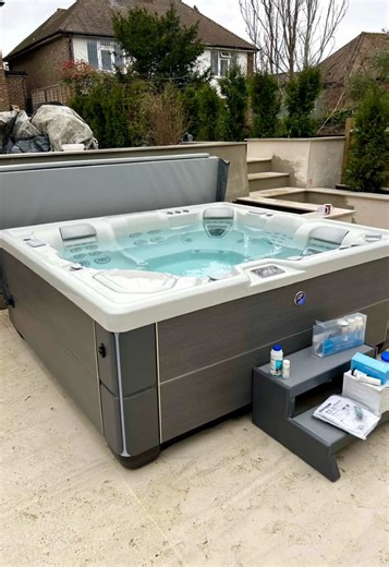Hot tub coming through!🏗️ Our 5 person Envoy🛁 - Charcoal cabinet - Alpine White shell #hottubdelivery #northernspasoutlet #hotsprings #wellness #hottub