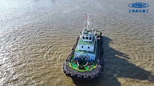Recently, ZPMC's newly built 5000-hp fully revolving tugboat successfully completed its sea trials! This vessel boasts a steel structure and is equipped with a dual-engine and dual-propeller configuration complemented by a full-circle slewing propulsion rudder system. Additionally, it incorporates a drone compartment design, enabling the management of tasks by only 3 people, instead of 7 before. Simultaneously, it incorporates new functionalities for nearshore towing operations, building upon ex