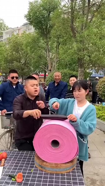 Koupeuh 🎵🎶 #pourtoi #ptp #coupeuh #vendeurdecouteau #humour #lgbt #parlechinoisbizzare #doublagedrole #rigolo #doublagedevoix #couteauquicoupe #trendfrance #voixoff #drole #virale #foufurieu