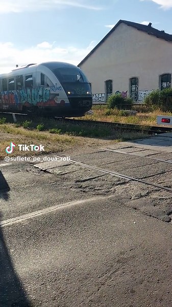 Întrebare întrebătoare 🤣🤣🤣 #biker #youtube #motor #suflete_pe_doua_roti #motocicleta #foryou #foryoupage #bikes #gabrieldobrisan #sufletepe2roti #sufletepedouaroti #moto #live #cfr