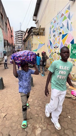 Départ de David pour l’agence… Mouhamed l’accompagne #unicef #protection #droitsdelenfant #enfant #juliodimitri