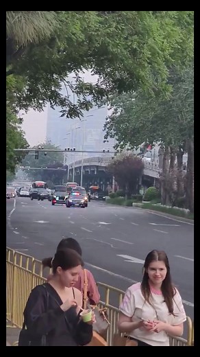 这可能是你这辈子能见到的最顶级的安保力量。 就是这个北京街头刷屏的车队， 拍摄的路人全程在喊卧槽， 一长串黑色重型SUV，警灯闪烁，绵延几百米。 全网都在刷这个场面有多夸张， 但其实90%的人都看错了， 这根本不是特朗普的主车队。 只是整个安保体系里，最不起眼的后勤支援部分。 这次特朗普访华， 7架C-17环球霸王提前飞抵北京， 运来了500多吨物资和全部车辆。 2017年他第一次来，只来了3架。 特勤局直接调动了100-200名精锐特工， 贴身环绕的钻石阵型， 重武装的反突击队， 部署在所有高点的反狙击手， 还有专门的电子战和反无人机小队。 每一辆你看到的Suburban， 都是8英寸厚装甲的移动堡垒， 能扛AK-47和火箭筒， 轮胎打爆了还能高速跑几公里， 自带核生化密封舱和独立空气系统。 以前的安保是保护人， 现在的安保是移动的堡垒。 是一整套能独立运行的作战系统。 这还只是冰山一角， 真正的主车队里，那辆9吨重的The Beast， 连车窗玻璃都打不开， 里面有总统专属血库，氧气，还有一整套武器库。 #特朗普#访华 #安保#视频#分享