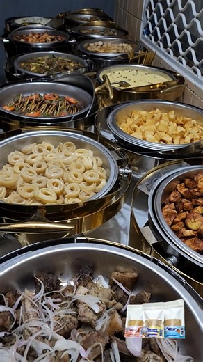 Buffet varié pour 30 personnes Au menu: Entrées Une variété de salade nature ou chaque invité va composé lui même selon son goût. PLATS *Brochettes de viande épicées *Brochettes de poissons *Poulet a la braise mariné à la marinade de PAT *Gambas a l'ail *Porc grillé aux fine herbes parfumé à la marinade de PAT *Côte d'agneaux aux légumes *Poulet crémeux aux curry ACCOMPAGNEMENTS *Riz blanc parfumé *Riz garni *Miondo *Pommes rissolées *Frites de plantain *Couscous Algérien aux raisins DESSERTS *F