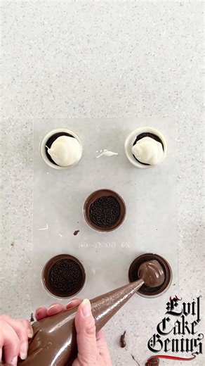 4.6K views · 23 reactions | Full Tutorial & Shop the Kit! Link in Bio. Make Ugly Christmas Sweater Chocolate Covered Oreos! #evilcakegenius #christmas #holidaytreats #christmastreats #decoratingproducts #cakeproducts #cookieproducts #merrychristmas #happyholidays #videotutorial #cakehack #cookiehack | Evil Cake Genius | Facebook