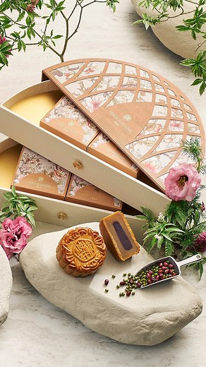 PARKROYAL COLLECTION Marina Bay, Singapore on Instagram: "Celebrate the Mid-Autumn Festival with Peach Blossoms’ Celestial Blossoms mooncakes! 🥮 Indulge in these delightful treats available in sets of four, encased in our beautifully designed and sustainable gift boxes—the Celestial Lantern Box and the Blossoms Pavilion Box. Perfect for creating cherished memories with family and friends. Order at link in bio ✨ #parkroyalcollectionmarinabay #singapore #pphg #panpacifichotelsgroup #GHADiscovery