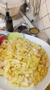 C’è chi la chiama “pasta mista” ma qui a Napoli è la mescafrancesca… io past’ e’ fasule li preparo così, e voi invece cosa usate?? Commentate con la foto della vostra pasta e fagioli! | Zia Teresa e le zie di Napoli- Ricette classiche napoletane