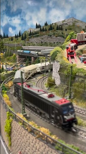Märklin Modelleisenbahn H0 BR187 mit Getreidesilowagen #märklin #modelleisenbahn #güterzug #railway