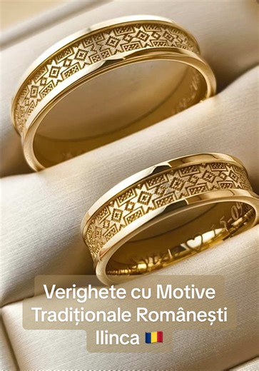 Verighete Ilinca – inspirate din motive traditionale romanesti 🇷🇴 Acest model de verighete din aur galben poarta in design motive traditionale romanesti, simboluri care transmit poveste, radacina si identitate. Modelul Ilinca imbina eleganta cu traditia, fiind alegerea perfecta pentru cuplurile care isi doresc verighete cu semnificatie profunda pentru nunta lor. Fiecare detaliu aminteste de valorile autentice: traditie, iubire si legamant, transformand verighetele intr-un simbol al unirii pent