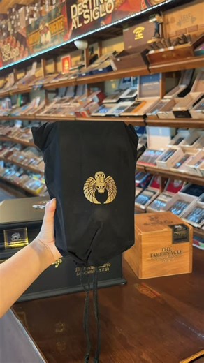 💨 Where Heritage Meets Perfection 🔥 The Foundation 10 Year Anniversary celebrates a decade of passion and craftsmanship — a flawless blend wrapped in a hybrid Connecticut Broadleaf that delivers rich layers of dark chocolate, espresso, and aged cedar. Each draw reflects Foundation’s legacy of artistry and bold innovation. Then there’s the Highclere Castle Senetjer — refined, regal, and timeless. Inspired by ancient Egyptian tradition, this cigar embodies luxury with notes of cream, spice, and 