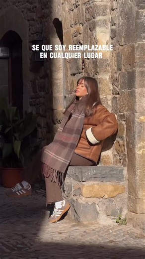 ROCIO CAMACHO on Instagram: "Feliz 4 años al amor de mi vida ♥️🎂✨ El único ser con el que tengo dependencia emocional 🧘🏽‍♀️💅🏽Yo siempre he sido amante de los animales pero con Lola es otra cosa. Somos una. ¿Tengo un viaje? Lola viene. ¿Tengo un plan? Lola viene. ¿Hago un plan sola? Ya no, porque Lola viene. ¿Reunion? Lola está ahí. Esa sensación de compañía, tranquilidad, de tener al lado a alguien que no juzga, no se enfada, no te exige, no te quiere perfecta, solo presente. Cuánto me está