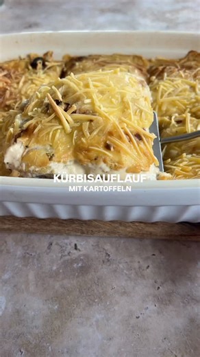 #PumpkinPop 14: Kürbis Auflauf 🍂 mit Kartoffeln Hier kommt der nächste Kürbisauflauf 🤤 Dieses Mal mit Kartoffeln. Der Auflauf ist super einfach gemacht, cremig und einfach cozy 😮‍💨👌🏼 Das Rezept gibt es auch auf dem Blog - Link in der Bio. Öl oder Butter 400 g Kartoffeln 600 g Hokkaido Kürbis 1 Zwiebel 180 g getrocknete Tomaten 2 Knoblauchzehen 250 ml vegane Kochsahne 200 g veganer Frischkäse (oder Creme Fraiche Alternative) Schuss Brühe oder Pflanzenmilch (nach Bedarf) Salz Pfeffer Muskat 
