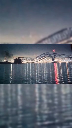 ➡️ Ecco il momento esatto in cui la nave cargo urta il ponte di Baltimora: decine di persone in acqua, morti e dispersi. Le immagini choc dell'incidente di questa notte che ha provocato il crollo del Francis Scott Key Bridge #Libero #Liberoquotidiano #Baltimora #Ponte | Libero