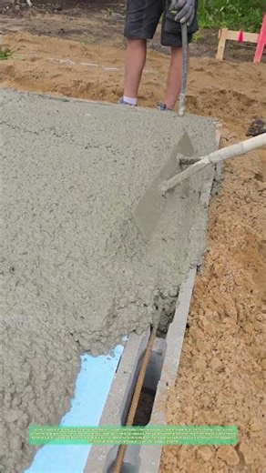 Étaler le béton : Comment une truelle longue transforme un tas de ciment en surface plane