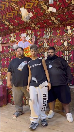 بصرف ‏بالدولارات و ‏بضرب بالطلاقات😳😂 #اوشافتله