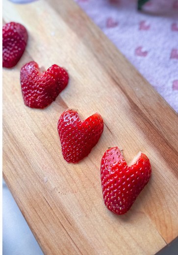 Strawberry hearts, no tools required expect your knife! #charcuterieboard #strawberry #valentinesday #cheeseboard #fruits