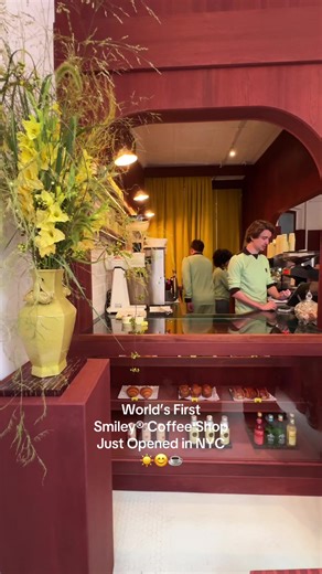 The world’s first Smiley Coffee just opened in NYC ☕️☀️😊 Backed by the original Smiley® brand (yep, the iconic 1972 France-Soir newspaper logo), this Lower East Side café blends minimal design with playful, retro touches—think custom wood cabinetry, yellow velvet details, and curated smiley-branded merch. ✨ Signature drinks include: Smiley Cloud Cap – $7.50 Brown Rice Freddo Cap – $8 Coco Matcha Cloud Cap – $7.50 🥐 Flaky pastries from Brooklyn bakeries ($6.50–$9) 🪑 Mostly grab-and-go, with a 