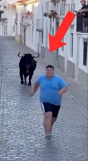 ¡EL TORO CASI LO ATRAPA, PERO EL FINAL TE DEJARÁ SIN ALIENTO! 😱🐂💨 #shorts #toros #bulls