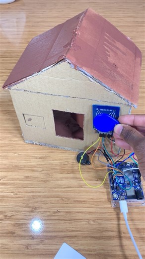 Contrôle Automatique D’une Porte avec la carte Arduino Uno R4 Wi-Fi et la carte RC522 RFID | Méchant Circuit