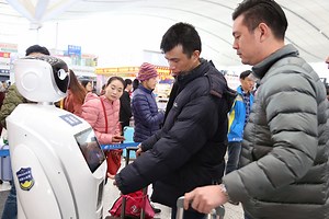 China introduces real RoboCop at railway station (video) - ProtoThema English