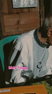 16K views · 281 reactions | Cerita lucu...藍 Disuapin cucu cantiknya sambil bercerita ada yang lucu.. Orang makan terasi dikira gula2,....kakek lap hidungnya pake roti dikira tissu.藍 #keseharianlansia #sehatselalupapakusayang | Mety Tingga | Facebook