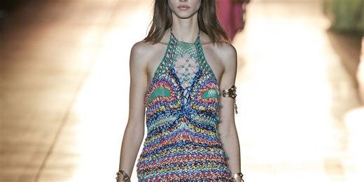 Torna la tendenza hippie Anni 60 e ispira i vestiti più cool dell'Estate 2022