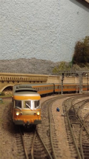 Le turbotrain RTG dcc sound de chez EPM quitte la gare d'Alvignac pour assurer le train rapide pour Lyon. On entend le sifflement assourdissant des turbines à gaz Turmo XII et Turmo 3H. . . . #TrainMiniature #Modelisme #ModelismeFerroviaire #Modelleisenbahn #ModelTrains #ScaleModel #Modelrailroad #ModelRailRoading #Hogauge #Modelrailway #Modellismo #Hobby #Miniatur #h0scale #Modelbau #Photography #Art #Instagood #Miniature #RailModel #Brunominiatures #modelrail #Instatrain #ModelRailwayscene #mo