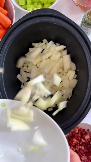 Follow @tamingtwins for more easy Comfort Food ✨ The classic Slow Cooker Chicken Casserole, with with heaps of flavour and CRISPY BACON BITS! (Because why wouldn't you?!) Full recipe with tips linked ⬇️ https://www.tamingtwins.com/slow-cooker-chicken-casserole-recipe/ Or google “taming twins chicken casserole” Day 8 of 30 Days of Comfort Food | Taming Twins - Fuss Free Family Food