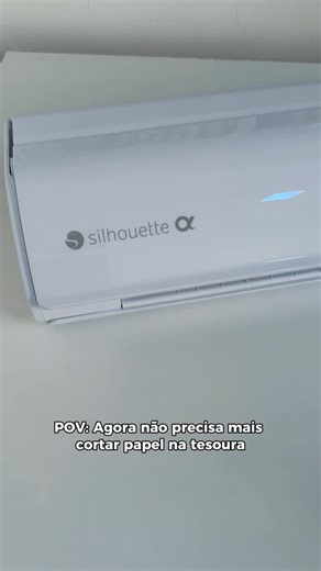 Letycia Aguinelo | Papelaria Personalizada on Instagram: "Cameo 5 Alpha fora da caixa ✨ E já adianto: não é só uma plotter, é um salto de nível no ateliê. Aqui não tem promessa vazia. Desembalei, liguei e já coloquei pra cortar. Primeira folha, 4 pontos de leitura e precisão impecável. Esse lançamento foi aprimorado pensando na rotina das artesãs. Mais controle, mais segurança no corte e acabamento profissional desde o início. Ideal para quem ainda não tem plotter e quer começar certo, sem retra