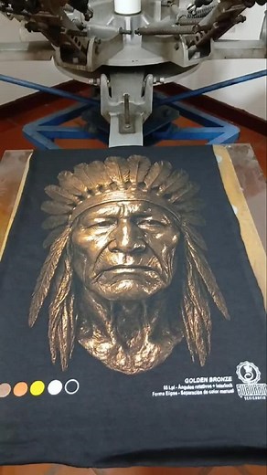 GOLDEN BRONZE EFFECT (Efecto Bronce Dorado) Es el último y no menos importante de esta terna de efectos. Se trata de la representación visual de tan magnífica aleación metálica de color marrón cálido y tonalidades rojizas y anaranjadas que le dan un brillo característico, logrado mediante tintas plastisol comunes. #serigrafiacolombia #serigrafía #plastisolprinting | Johann Suburbia