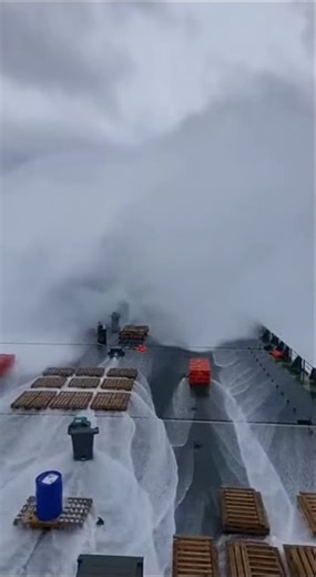 Giant wave washed the deck! 🌊🤯 Ship Overwash! #DekWash