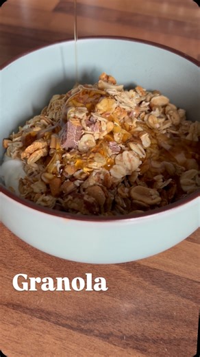 Déborah on Instagram: "Granola 🍃 Pour environ 700g de Granola : - 400g de flocons d’avoine (gros c’est encore mieux) - 200g de fruits secs (non salés) de ton choix : noisettes, amandes, bois de pécan, graines de courge… - 1 CAS de beurre de cacahuètes (100% cacahuète) - 4 CAS d’huile de noisette grillée - 3 CAS de sirop d’érable - 1 CAS de miel liquide - Fleur de sel Bien tasser dans le plat avant de mettre en cuisson. Cuisson au Air fryer : 15 min à 155 degrés, on mélange grossièrement