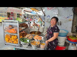 The most eye-catching crab noodle shop in Saigon, all the ingredients are orange, even the crab i...