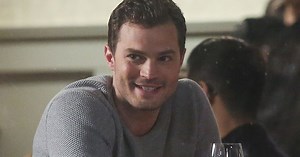 Jamie Dornan : baiser enflammé avec Dakota Johnson sur le tournage de Fifty Shades Darker (photos)