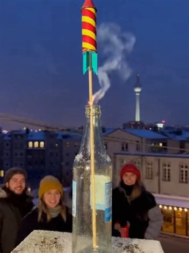 Katze gegen Silvesterrakete eskaliert komplett - kommt gut ins neue Jahr! Diese Katze mischt Silvester ordentlich auf 🚀🐱 Ein Sprung, ein Knall und pure Überraschung! Schau dir diesen verrückten Moment an und sag uns in den Kommentaren, was du davon hältst. Wenn es dir gefallen hat, lass ein Like da und abonnier für mehr lustige Shorts! 🎆🔥 #silvester #katzenvideo #funnycat #viralsvideos #neujahr #feuerwerk #katze #böllerei #videosAIpro